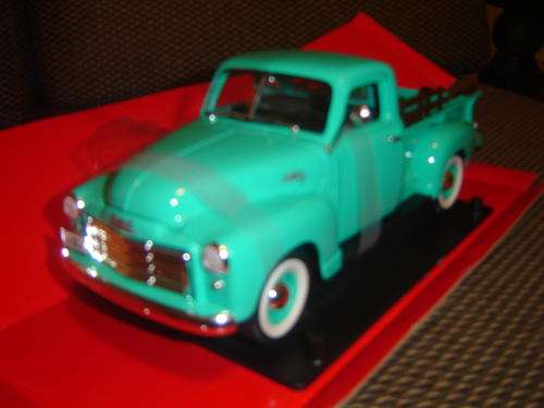 Outstanding & Very Popular L/Green GMC  Pick Up  w Wooden Rails  1/18 By YatMing New in Display Box