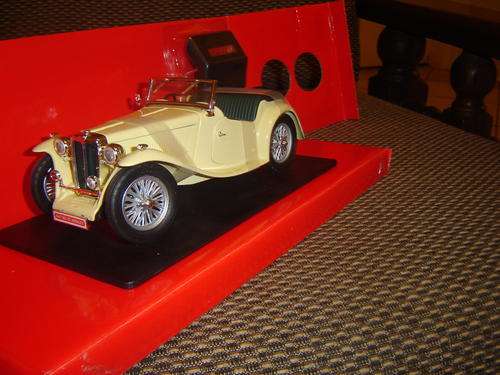 Magnivesant Classic '47 MG TC Midget w S/Top as accessory Sc 1/18 YatMing R/Signature New i Box