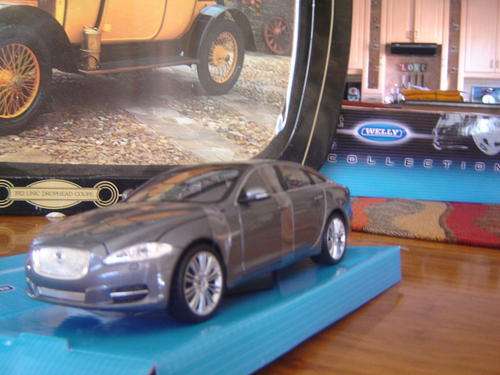 Stunning & Rare  Jaguar XJ by  Welly  Sc 1/24  New  in Display Box