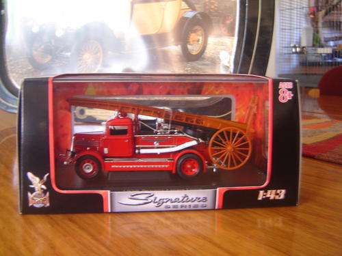 Stunning & Rare  1938  Dennis Fire Engine With Ladder by Signature Series 1/43 New in Display Box