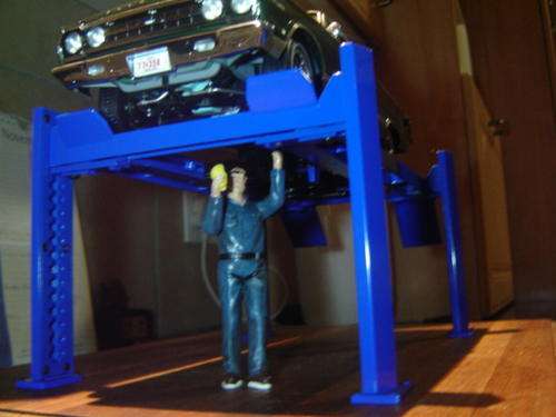 Free Delivery by Courier Awesome Four Post Lift  whith  Figurerine 1/18 GREENLIGHT  New i D/Box.