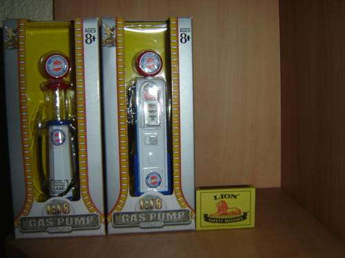 Buick Vintage Gas Pumps ( Petrol)  1 x Squire or 1 x Round Glass  1/18 R/Signature  YatMing  G/teed.