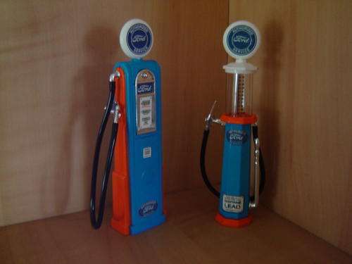 Ford  Gas Pumps Combo: Vintage Gas Pumps ( Petrol)  2 x Sc 1/18   Garenteed.