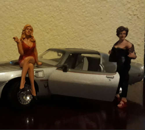 American Diorama Figurine o Sexy Girl in Black at  Car   Sc 1/18 . Lots o Figurines avail..