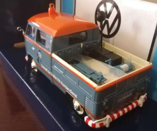 T1 Volkswagen Kombi Fleetline Double Cab Service Pickup w Tools D/Cast Sc 1/24 MOTORMAX