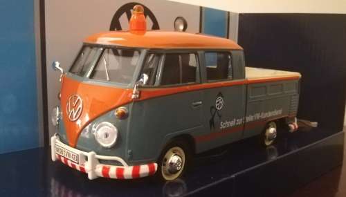 T1 Volkswagen Kombi Fleetline Double Cab Service Pickup w Tools D/Cast Sc 1/24 MOTORMAX