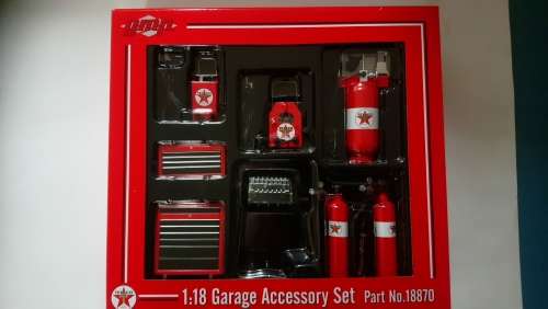 Promotion: Texaco Garage Accessory Set  Scale 1/18 Top Make GMP - Lots o Figurines avail..