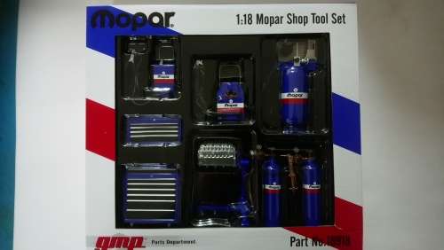 Promotion: Mopar Garage Accessory Set  Scale 1/18 -Top Make GMP - Lots o Figurines avail..