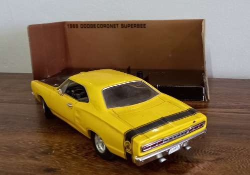 `6 Dodge Coronet Super Bee  1/24 D/Cast Model in D/B box    M/MAX  Buy 2 x Ass  Less 10 % on Sellin