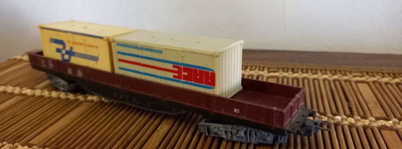 Lima Long Low Side Freight Wagon with Two  Containers- 22 Cm Long ! HO Excellent & Complete