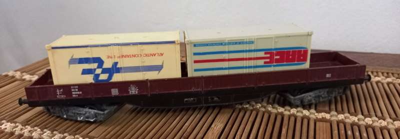 Lima Long Low Side Freight Wagon with Two  Containers- 22 Cm Long ! HO Excellent & Complete