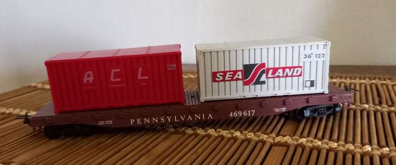 Lima Long Flat Bed  Freight Wagon with Two Containers -HO  20 Cm. Long