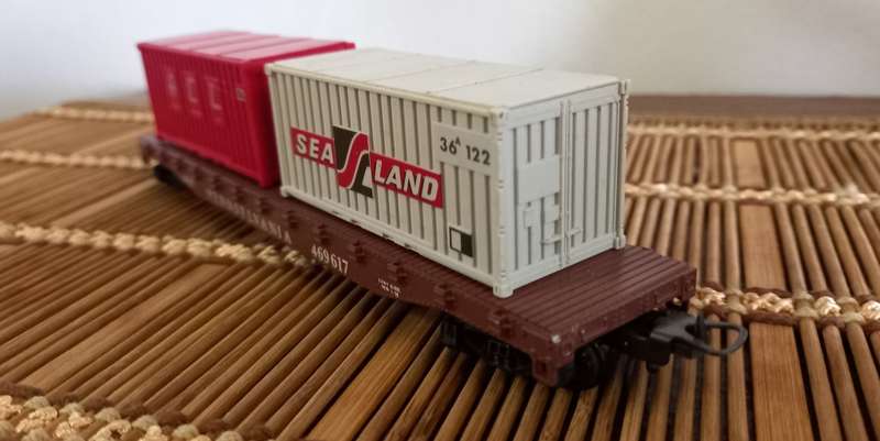 Lima Long Flat Bed  Freight Wagon with Two Containers -HO  20 Cm. Long