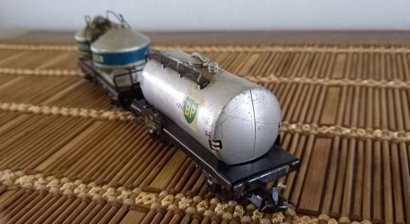 Marklin Twin Duo Tanker Wagons - 2 x Tanker Wagons HO  Each w  Marklin Spring connecting Couplers