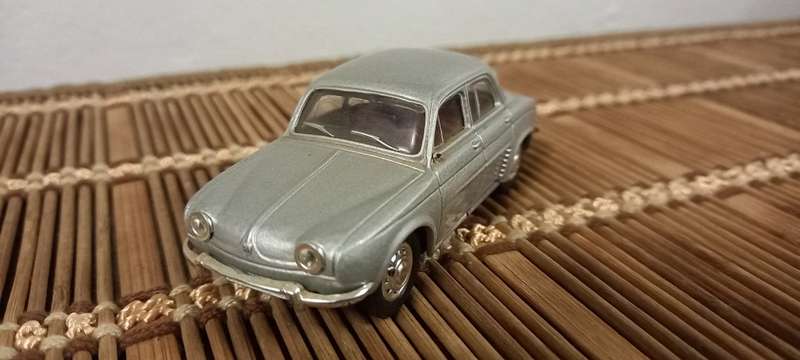 Renault  Dauphine Die Cast Model  1/43    By Top Make  Universal Hobbies       Quant. Disc.