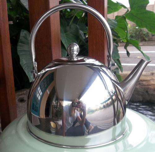 Mirror finish stainless steel kettel. Ornamental and fully functional.(1.6L)
