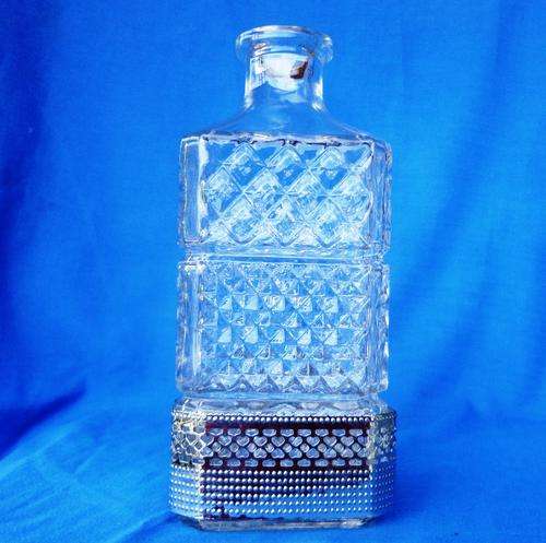 Heavy-heavy decanter. 21cm, and not a chip or a crack. (no lid)