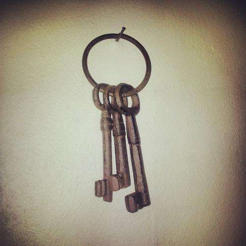 Genuine cast iron vintage looking wall hanging keys.