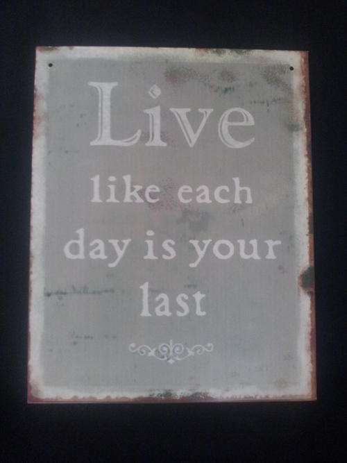 Vintage looking "Live like each day is your last" metal wall sign 19x24cm.
