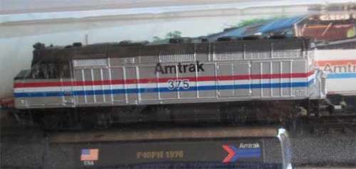 AMBER N SCALE - 1976 F40PH AMTRAK DIESEL LOCO STATIC MODEL (CARDED)