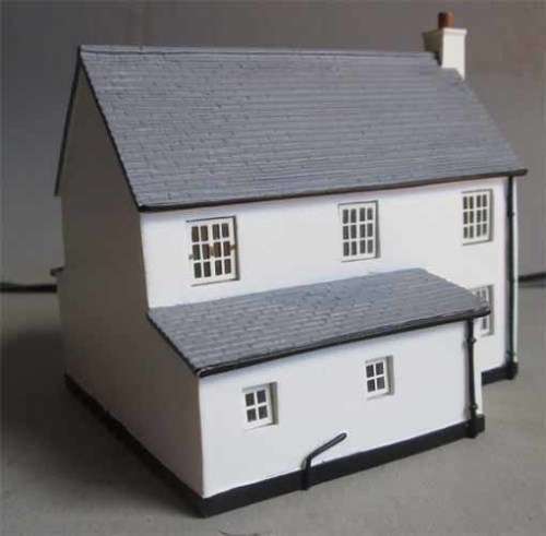 HORNBY HO/OO SCALE -  BRITISH PUB, RESIN CAST MODEL IN VGC.