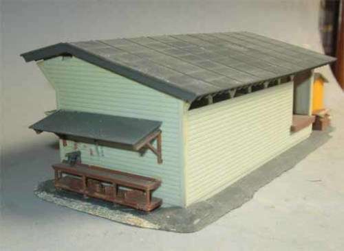 HO SCALE - WOOD DEPOT WITH FIGURES - FOOTPRINT 215 X 90mm