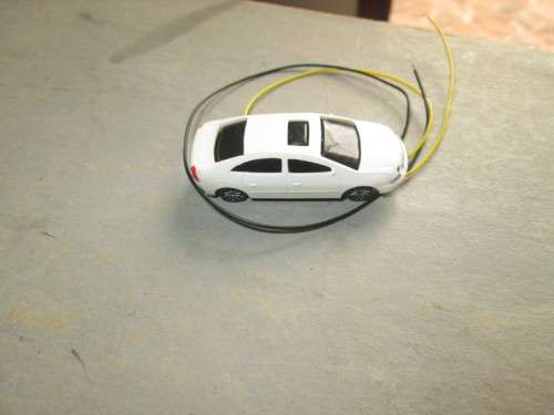 HO SCALE - CAR WITH HEAD & TAIL LIGHTS - NEW