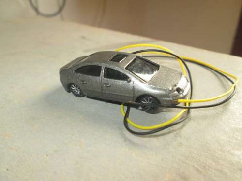 HO SCALE - CAR WITH HEAD & TAIL LIGHTS - NEW