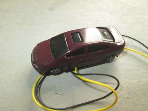 HO SCALE - CAR WITH HEAD & TAIL LIGHTS - NEW