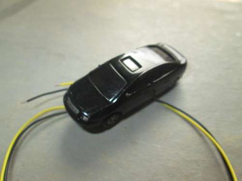 HO SCALE - CAR WITH HEAD & TAIL LIGHTS - NEW