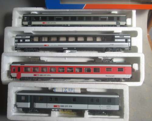 ROCO HO SCALE - SWISS PASSENGER COACHES SET/4 - LIKE NEW, BOXED