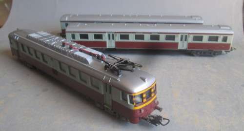 LIMA HO SCALE - SUBURBAN 3rd CLASS ELECTRIC POWER UNIT & 2 X SAR 1st CLASS PASSENGER COACHES