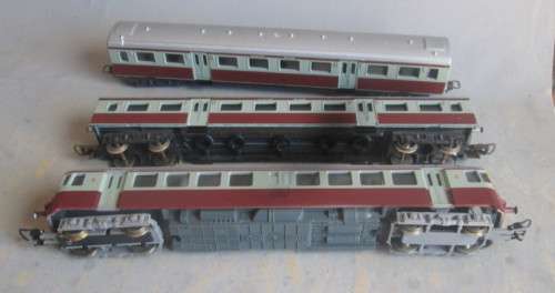LIMA HO SCALE - SUBURBAN 3rd CLASS ELECTRIC POWER UNIT & 2 X SAR 1st CLASS PASSENGER COACHES