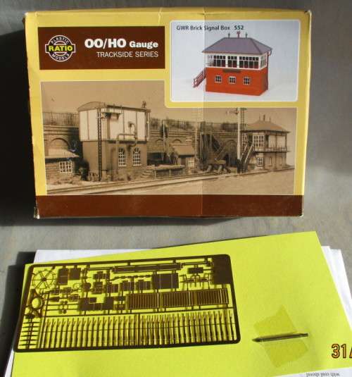 RATIO OO/HO SCALE - GWR BRICK SIGNAL BOX WITH DETAIL BRASS KIT (BOXED)