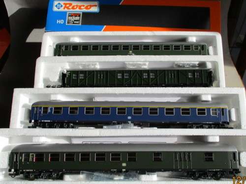 ROCO HO SCALE - DB SET/4 PASSENGER & BAGGAGE COACHES (BOXED)