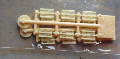 WALTHERS HO SCALE - WOODEN PALLETS (NEW IN PKT)