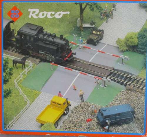 ROCO HO SCALE - STRAIGHT/CURVED RAILROAD CROSSING KIT - BOXED AS PER FOTO