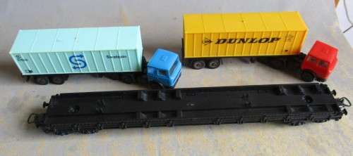LIMA HO SCALE - TRAILER WAGON WITH 2 X TRUCKS - AS PER FOTO