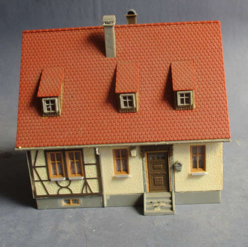 HO SCALE - SUBURBAN HOUSE