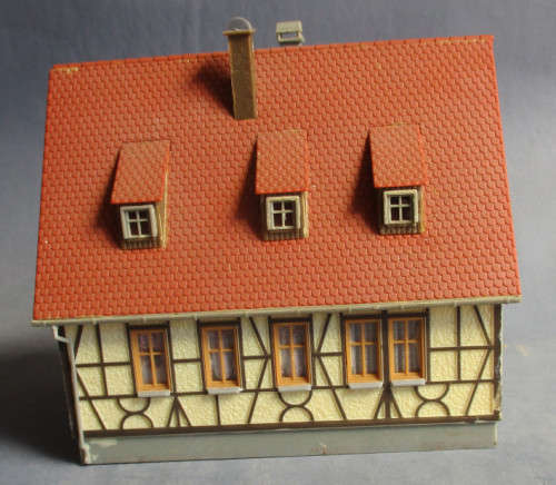 HO SCALE - SUBURBAN HOUSE