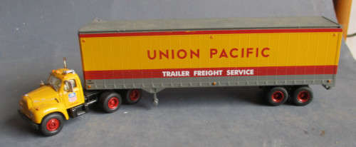 ATHEARN HO SCALE - UP MACK TRUCK & TRAILER