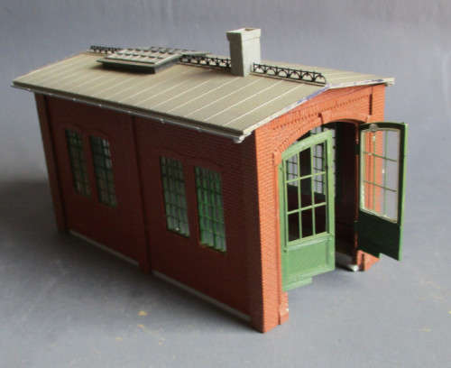 HO SCALE - ENGINE SHED AS PER FOTOS, FOOTPRINT 155 X 78 mm