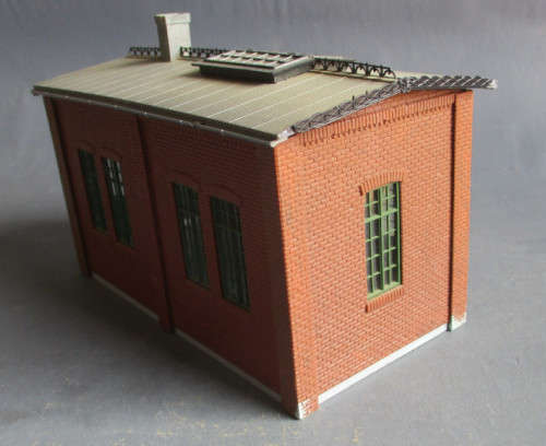 HO SCALE - ENGINE SHED AS PER FOTOS, FOOTPRINT 155 X 78 mm