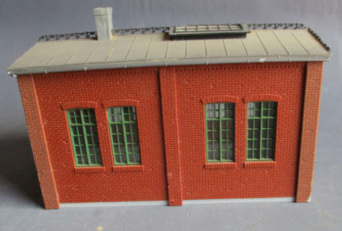 HO SCALE - ENGINE SHED AS PER FOTOS, FOOTPRINT 155 X 78 mm