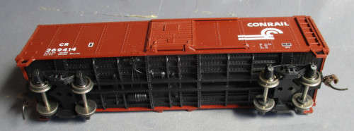 ROCO HO SCALE - CONRAIL GOODS WAGON WITH KD COUPLINGS