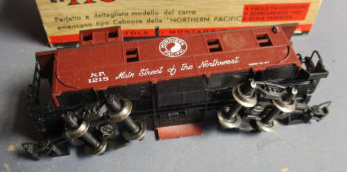 RIVAROSSI HO SCALE - NP CABOOSE - BOXED