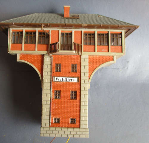 HO SCALE - GERMAN SIGNAL BOX WITH LIGHT AS PER FOTOS