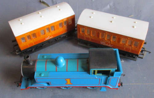 HORNBY OO SCALE - THOMAS THE TANK ENGINEWITH ANNIE and CLARABEL AS PER FOTOS