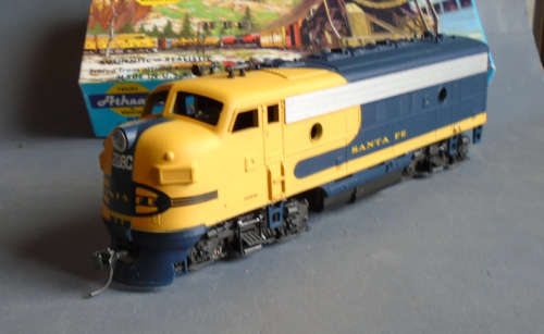 ATHEARN HO SCALE - F7A SANTA FE DIESEL LOCO - BOXED