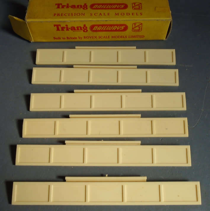 TRI-ANG TT SCALE - PLATFORM WALL SECTIONS, BOXED